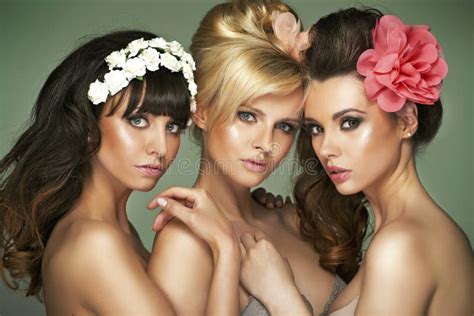 Tre Amiche Mezzo Nude Fantastiche Immagine Stock Immagine Di Trucco