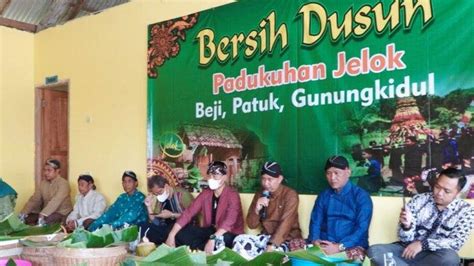 Gunungan Hasil Bumi Meriahkan Rasulan Di Beji Patuk Gunungkidul