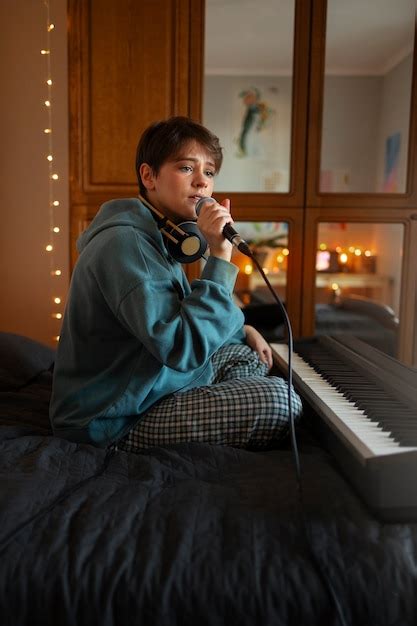 Premium Photo Artist Creating Alternative Bedroom Pop Music