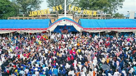 Gubernur Bersama Ribuan Masyarakat Jalan Sehat Sulsel Anti Mager Di Selayar