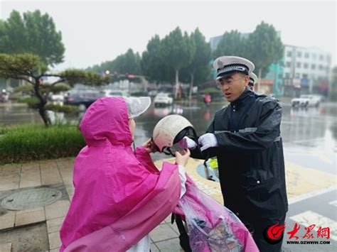 潍坊高密公安交警为市民加把雨天里的“平安锁”