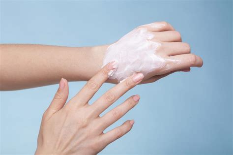 Шелушится кожа на руках: причины и лечение