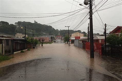 Chuvas Deixam 2 2 Mil Pessoas Desalojadas E Causam Seis Mortes Geral