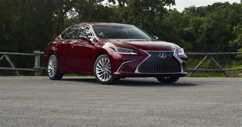 Lexus Es Gets Some Small Changes And Starts At The