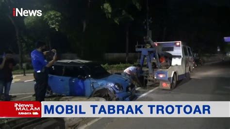 Sopir Ngantuk Mobil Mewah Tabrak Trotoar Di Jakarta Inewsmalam