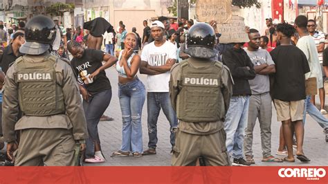 Pelo Menos Mortos E Detidos Num M S De Manifesta Es Em