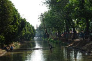 Persiapan Lomba Panjat Pinang Di Kalimalang Datatempo