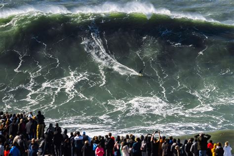 Un surfista tedesco ha cavalcato londa più alta del mondo