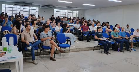 Professores da UFMT em assembleia decidem aderir à greve das