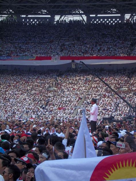 Candidates For President Joko Widodo Campaign In Front Of Hundreds Of