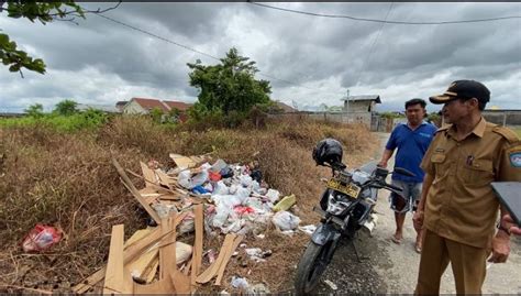 Bayi Perempuan Dibuang Di Tempat Pembuangan Sampah Petugas Kepolisian