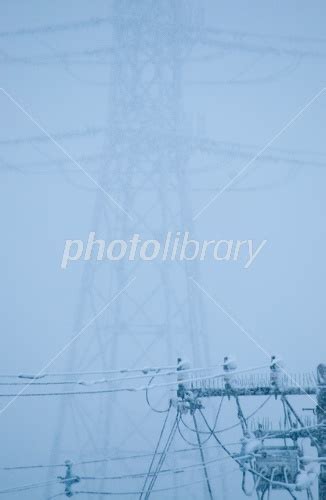 冬の吹雪と高圧電線 写真素材 2314753 フォトライブラリー Photolibrary