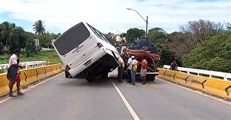 G1 Micro ônibus bate em carro de passeio e prende rodas em caminhão