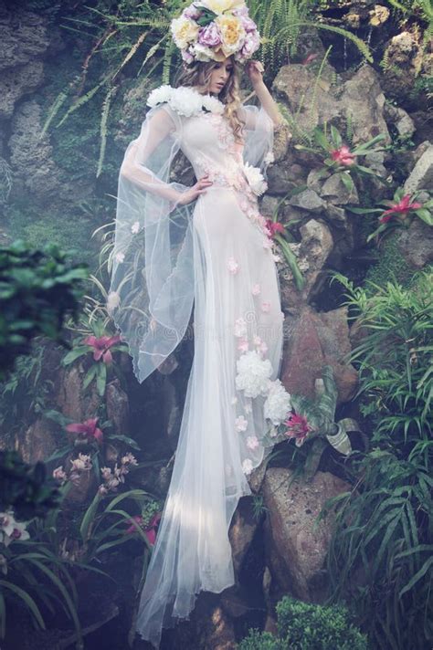 Blonde Nymphe Mit Blumen Und Pferd Stockfoto Bild Von Mode Frau