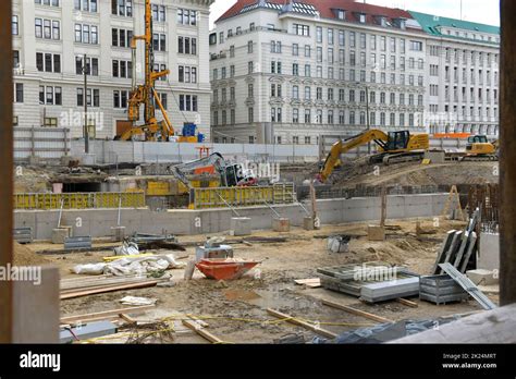 Baustelle für neue U Bahn hinter dem Rathaus in Wien Österreich