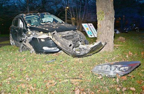 Unfall in Stuttgart Feuerbach 19 jähriger Autofahrer prallt gegen Baum