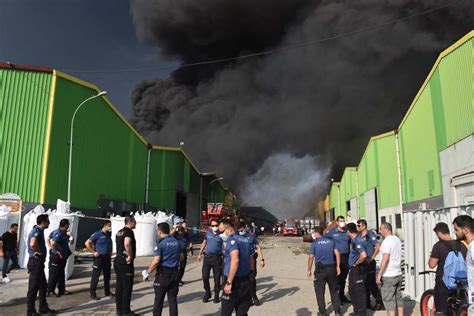 Adana da geri dönüşüm tesisinde feci yangın Dumanlar kilometrelerce