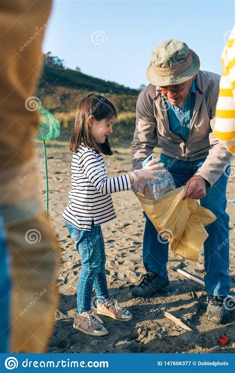 Volunt Rios Que Limpam A Praia Imagem De Stock Imagem De Velho