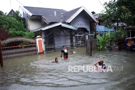 Banjir Rendam Sejumlah Desa Di Sambas Kalbar Republika Online