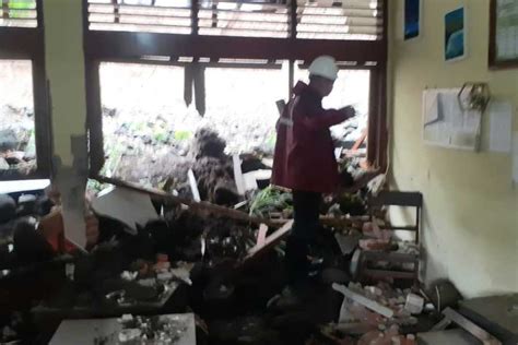 Senderan Jebol Hancurkan Dinding Ruang Kelas Di Smpn Dawan Balipost