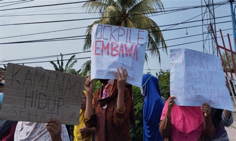 Puluhan Emak Emak Protes Keberadaan Stockpile Perusahaan Batu Bara Di