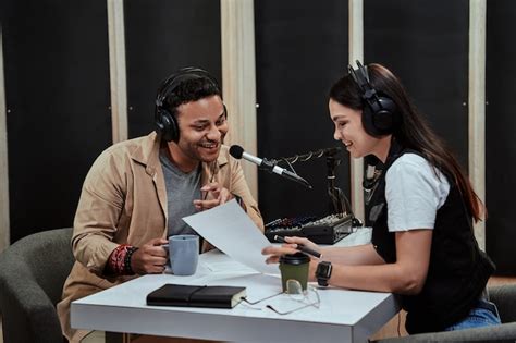 Retrato De Dos Locutores De Radio Un Hombre Y Una Mujer Hablando Entre