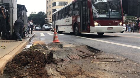 Buracos nas ruas de São Paulo oferecem riscos à população e preocupam