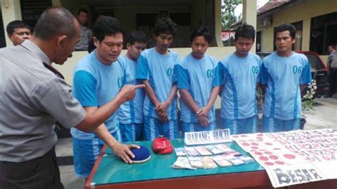 Lagi Asyik Judi Dadu Dalam Rumah Orang Digerebek Polisi