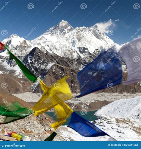 El Monte Everest Con Las Banderas Budistas Del Rezo Del La De Renjo