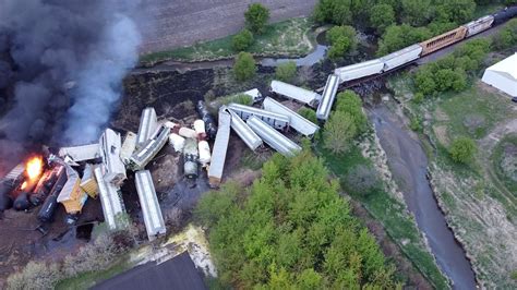 Train in Iowa With Hazardous Materials Derails, Prompting Evacuation - The New York Times