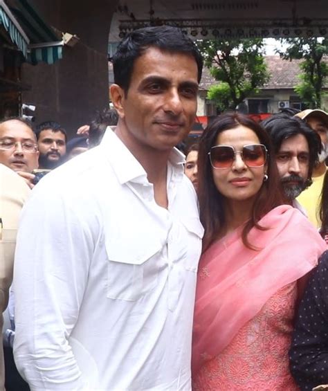 Sonu Sood Farah Khan Seek Blessings At Lalbaugcha Raja In Mumbai