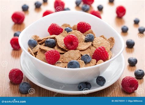 Corn Flakes Mit Frischen Beeren Stockbild Bild Von Feinschmecker