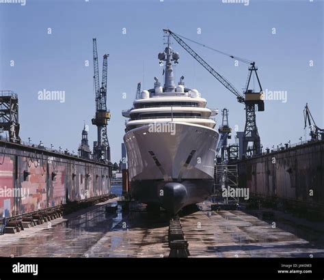 Deutschland Hamburg Hafen Werft Superyacht Eclipse Schwimmen Dock