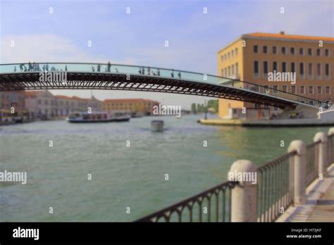 Famoso puente de la Constitución de Venecia desde el Gran Canal de