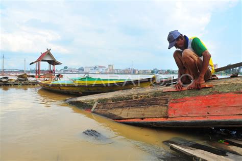 Perbaiki Perahu Di Tepi Sungai Batanghari Antara Foto