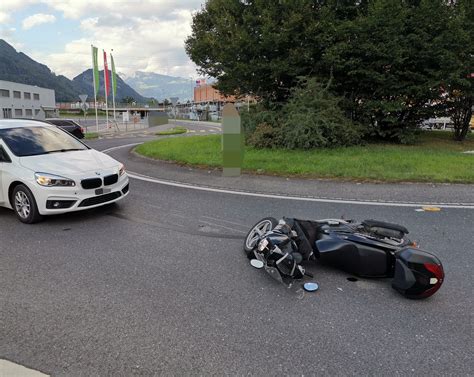 Mels Kollision Zwischen Auto Und Motorrad Im Kreisverkehr Sg Ch