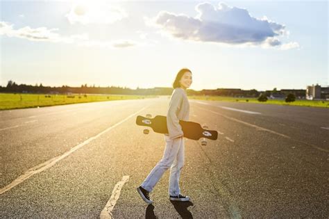 Joven Patinadora Adolescente Patinando En Crucero Sosteniendo Longboard