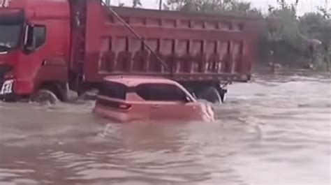 Bahaya Mengintai Mobil Matic Jika Nekat Terjang Banjir Ini Alasannya