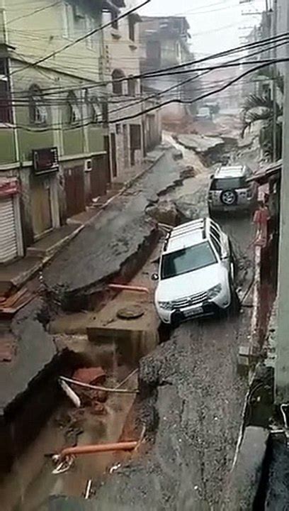 Brasil Temporal Abre Buraco No Ch O E Destr I Rua No Rio De Janeiro