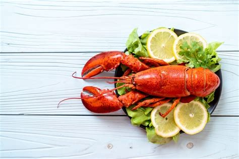 Langosta Hervida Con Vegetales Y Limón Foto Premium