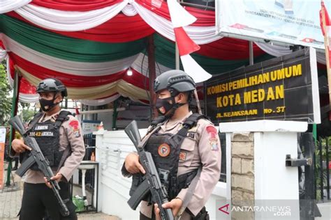 Brimob Polda Sumut Turunkan Tim Pengamanan Di KPU Medan ANTARA News