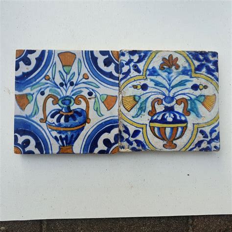 Dos Azulejos Antiguos Con Maceta Loza De Barro Catawiki