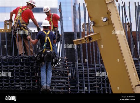 Los Trabajadores Sider Rgicos Usando Arneses De Seguridad La