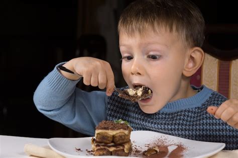 Garotinho Fofo Comendo Bolo De Chocolate Prestes A Dar Uma Grande