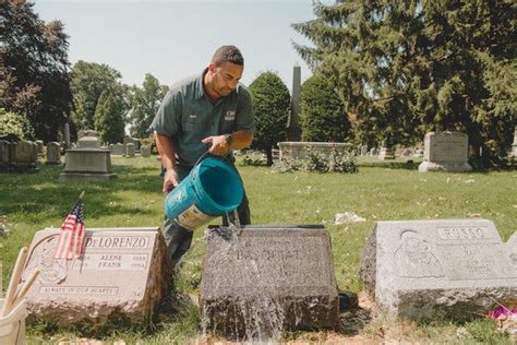 Remembering Jean-Michel Basquiat and Scrubbing Grime From His Headstone ...