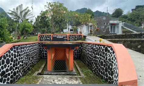 Gardu Pandang Kaliurang Taman Lampion Dengan View Gunung Merapi Di