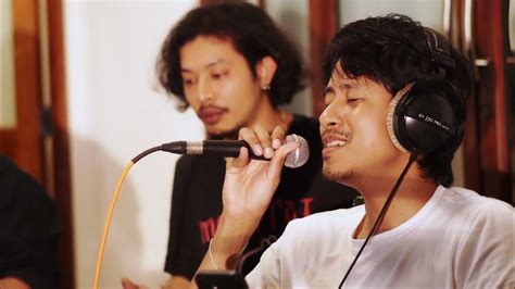 โลกที่แบกไว้ มนัสวีร์ Cover Live Session By วงสวัสดี Youtube Music