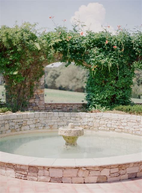 Mariage Fine Art Au Ch Teau Les Crostes Dans Le Var Outdoor Ceremony