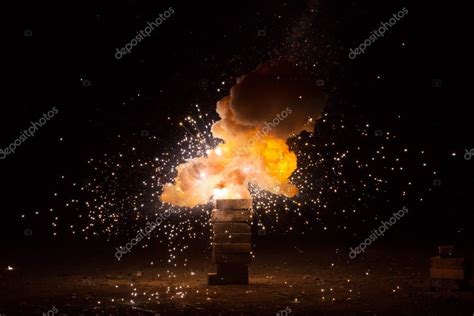 Realista Explos O Ardente Rebentando Sobre Um Fundo Preto Fotos