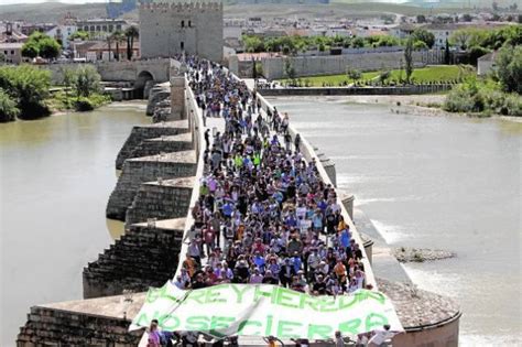 Una Manifestaci N Contra El Cierre Del Colegio Rey Heredia